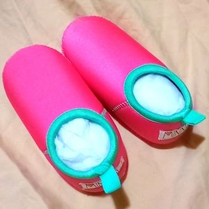 Minnow Australian toddler beach shoes Size 8. NWT in gift box. For boys & girls